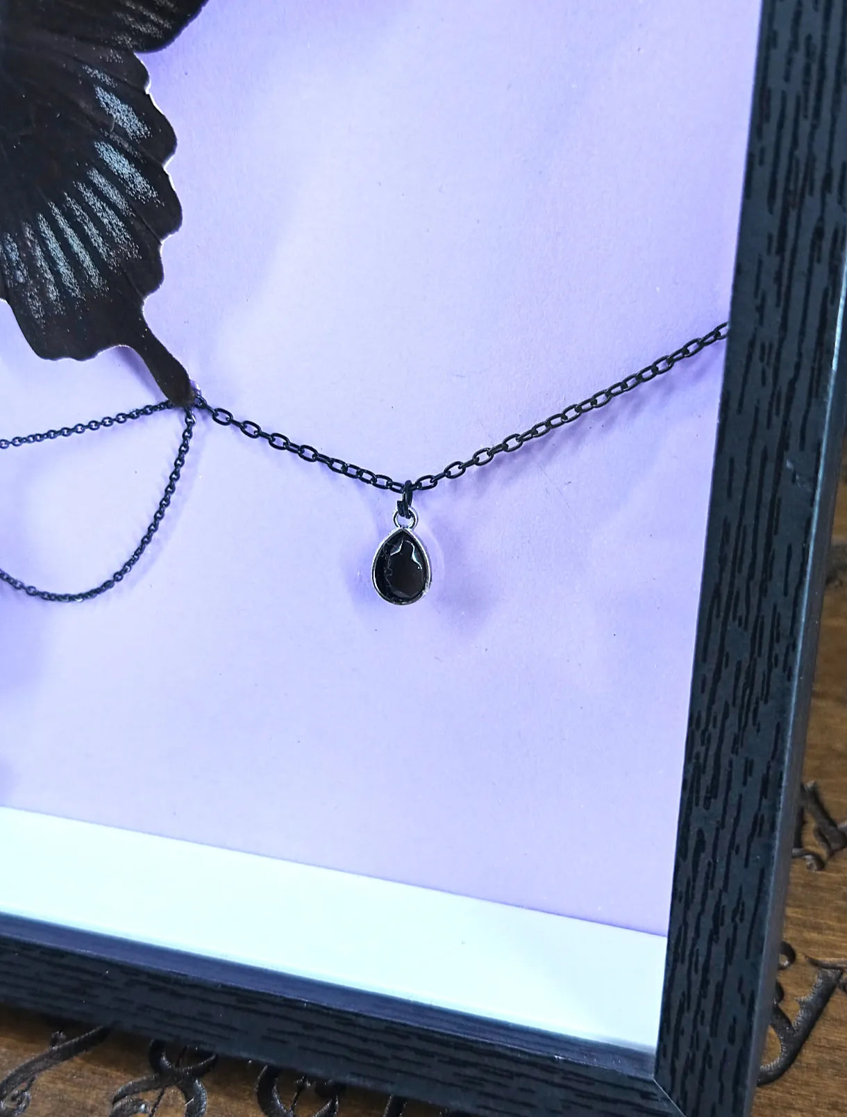 Cadre entomologique gothique au papillon noir et cristal – Décoration witchy & romantique