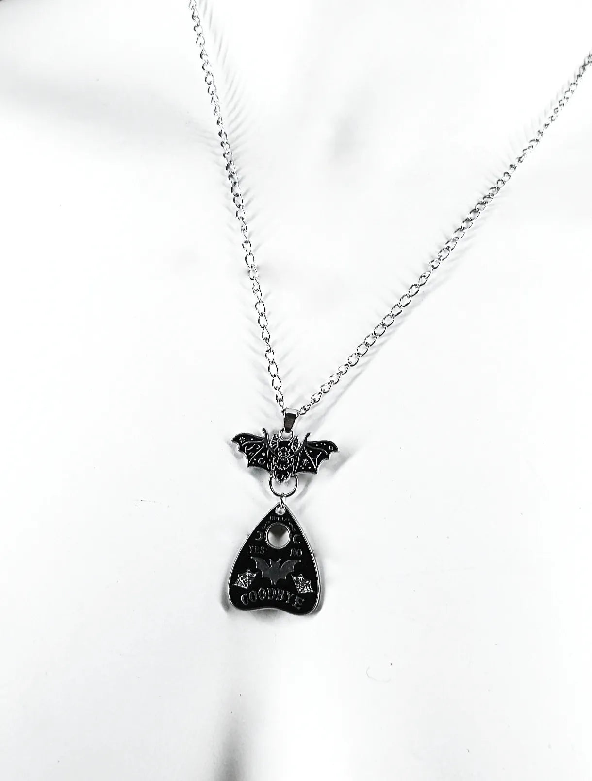 Collier gothique avec pendentif ouija et chauve-souris fait main