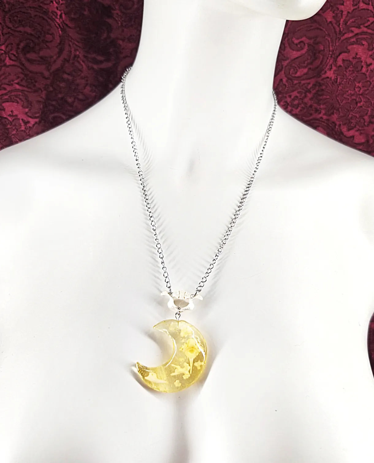 Collier Lune en Résine avec Incrustations d’Os – Bijou Gothique Witchy Fait Main
