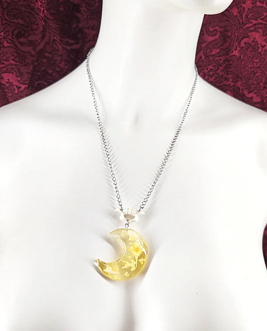 Collier Lune en Résine avec Incrustations d’Os – Bijou Gothique Witchy Fait Main