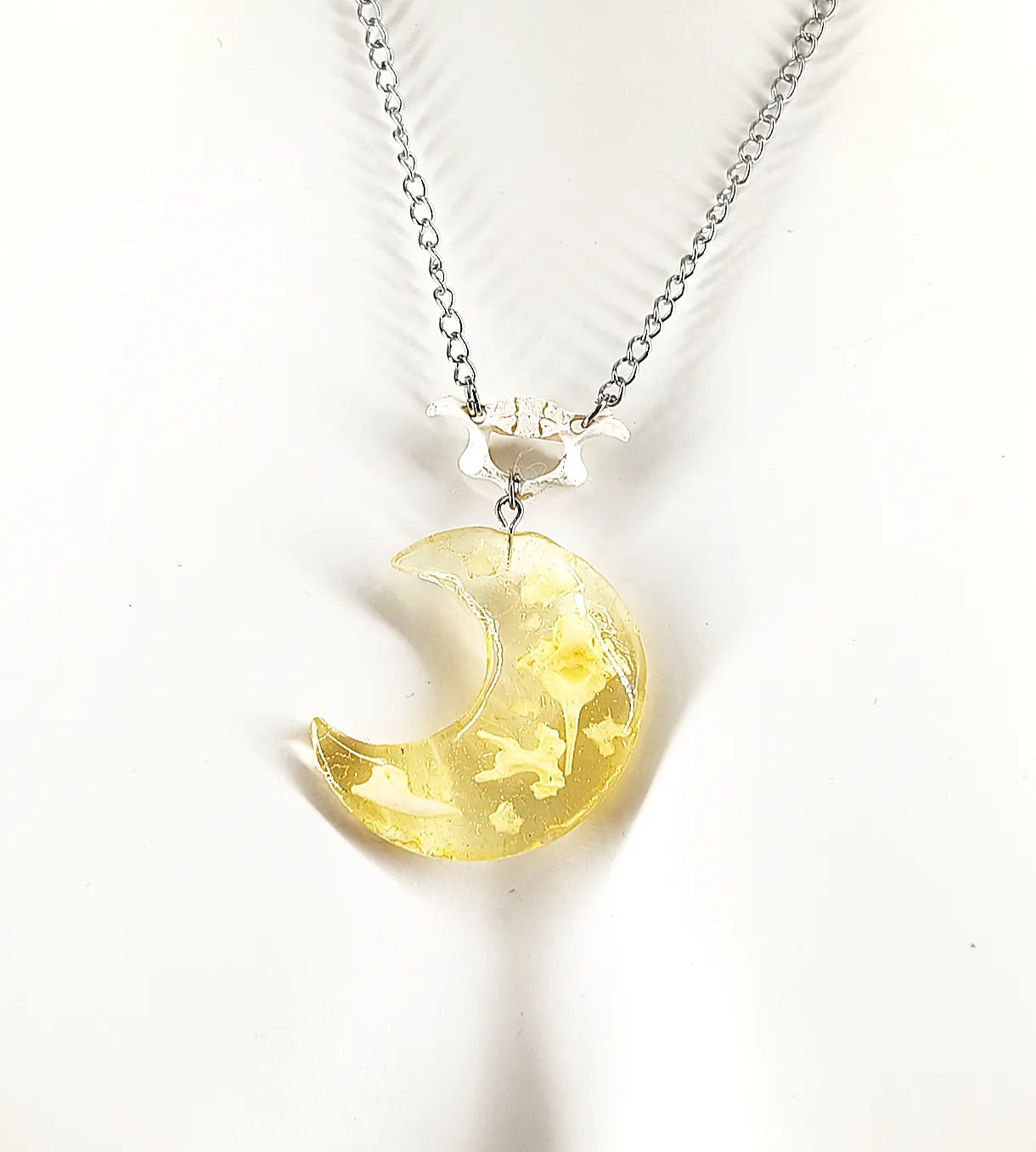 Collier Lune en Résine avec Incrustations d’Os – Bijou Gothique Witchy Fait Main