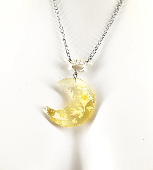 Collier Lune en Résine avec Incrustations d’Os – Bijou Gothique Witchy Fait Main