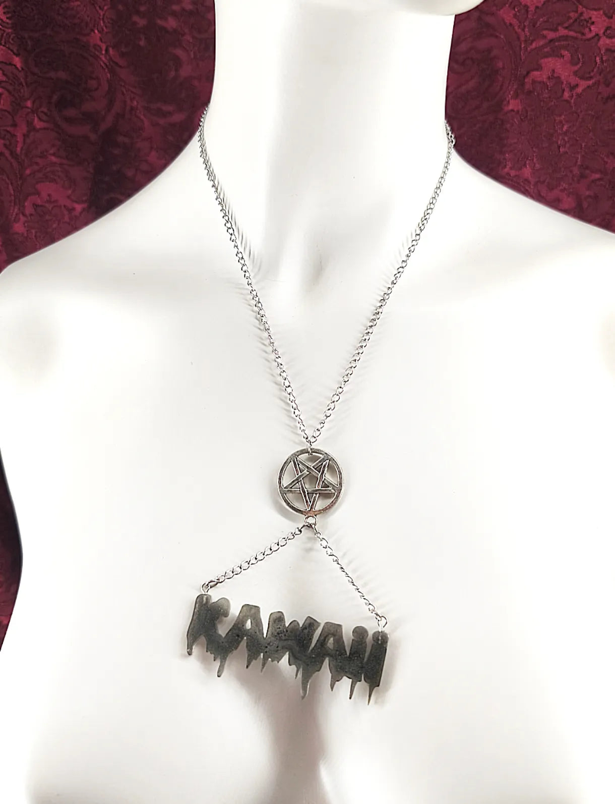 Collier gothique KAWAII en résine noire – Bijou fait main alternatif avec pentacle