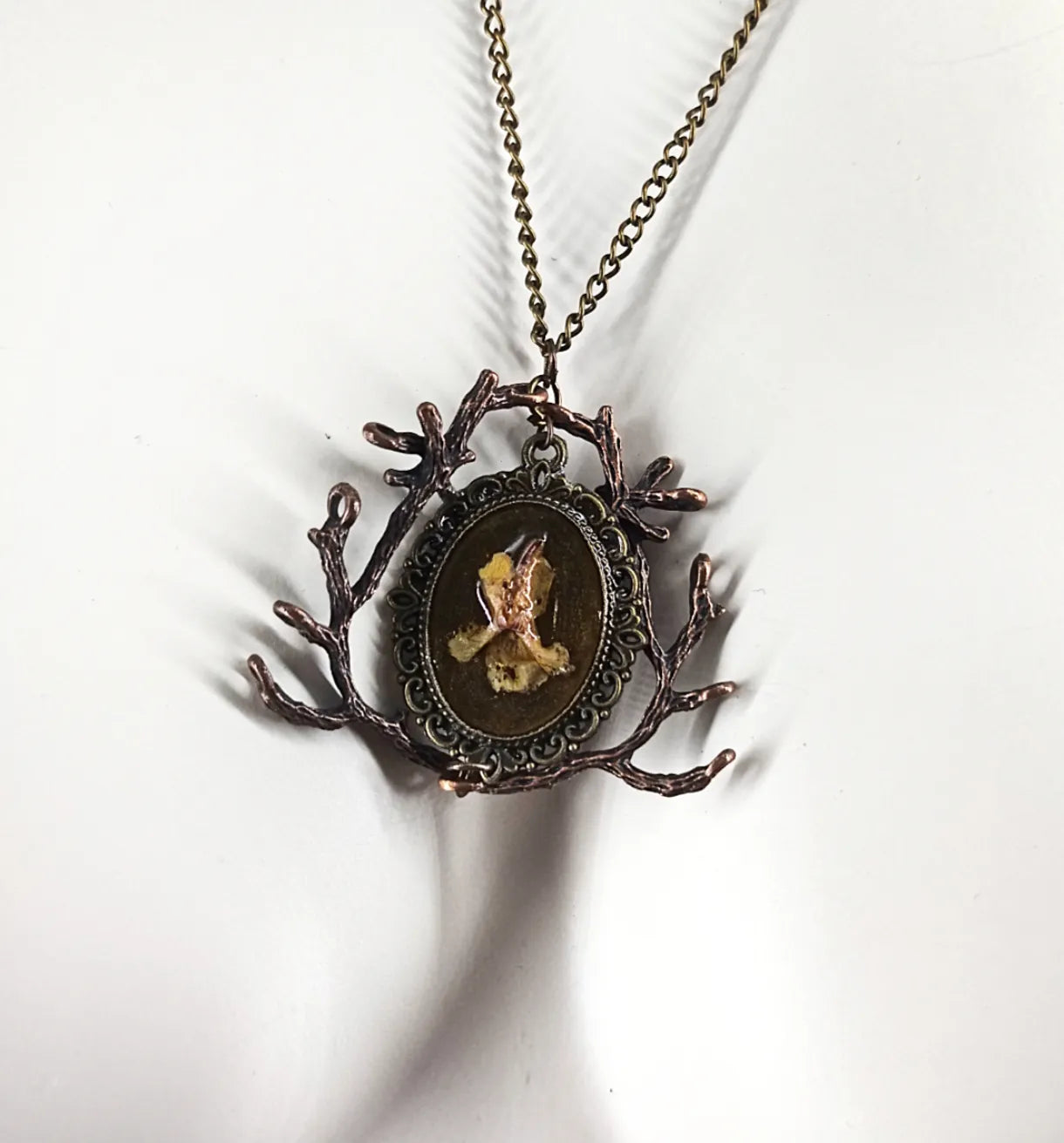 Collier Nature Pagan « Pensée Enchantée » – Fleur Séchée Incrustée en Résine – Fait Main