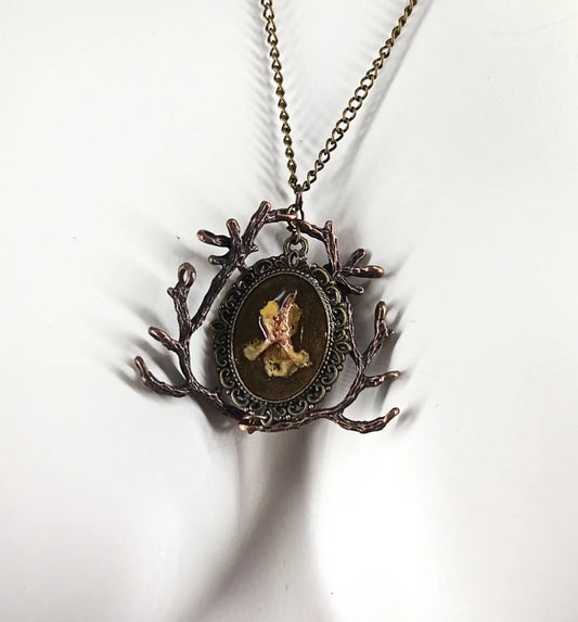 Collier Nature Pagan « Pensée Enchantée » – Fleur Séchée Incrustée en Résine – Fait Main