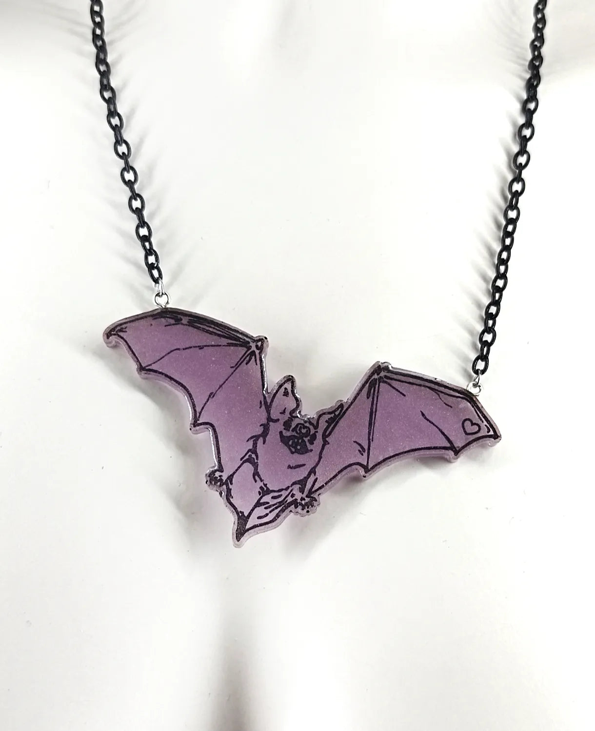 Collier violet et noir avec chauve souris en résine fait main