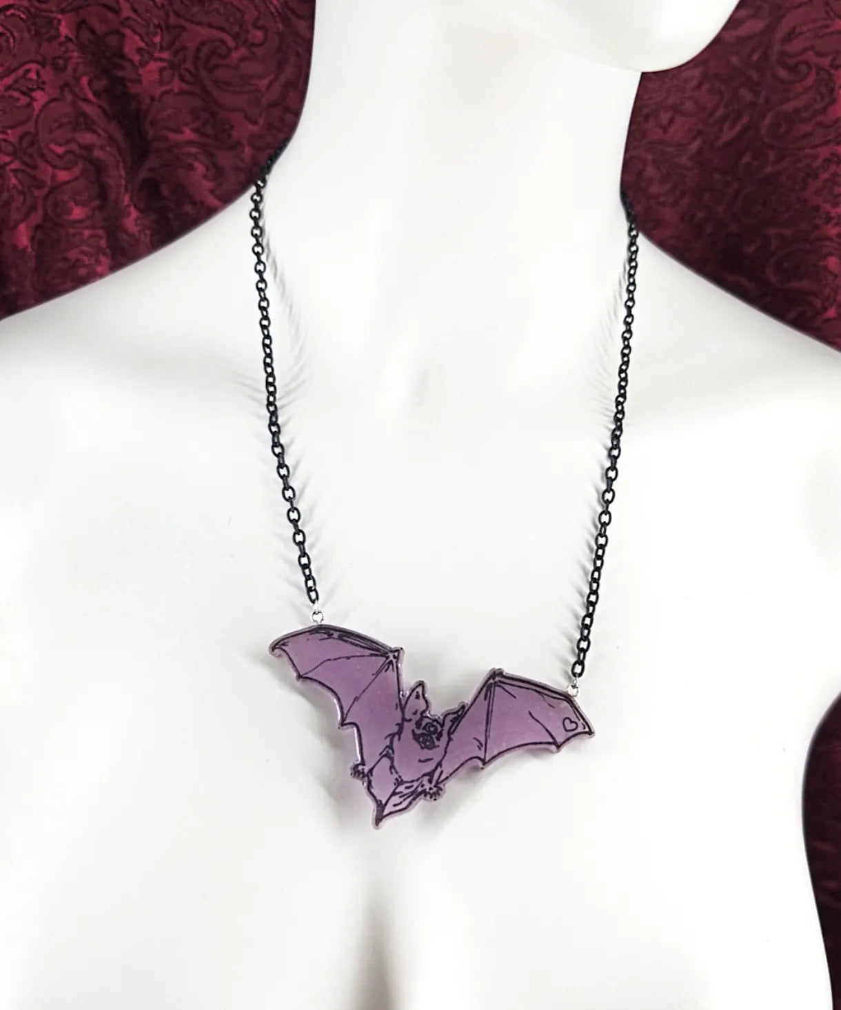 Collier violet et noir avec chauve souris en résine fait main