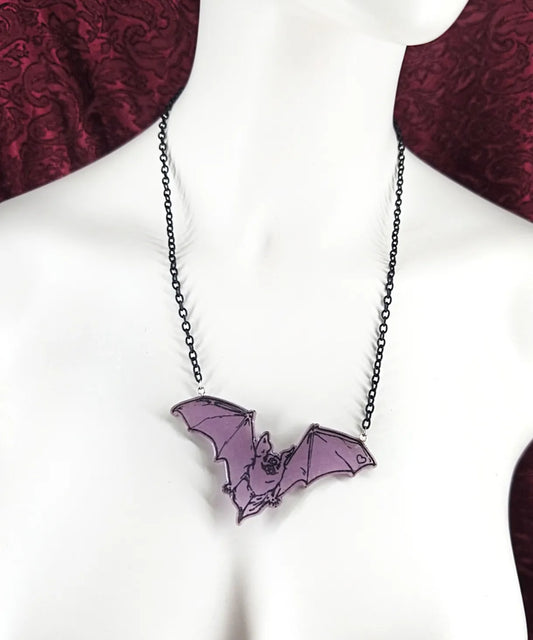 Collier violet et noir avec chauve souris en résine fait main