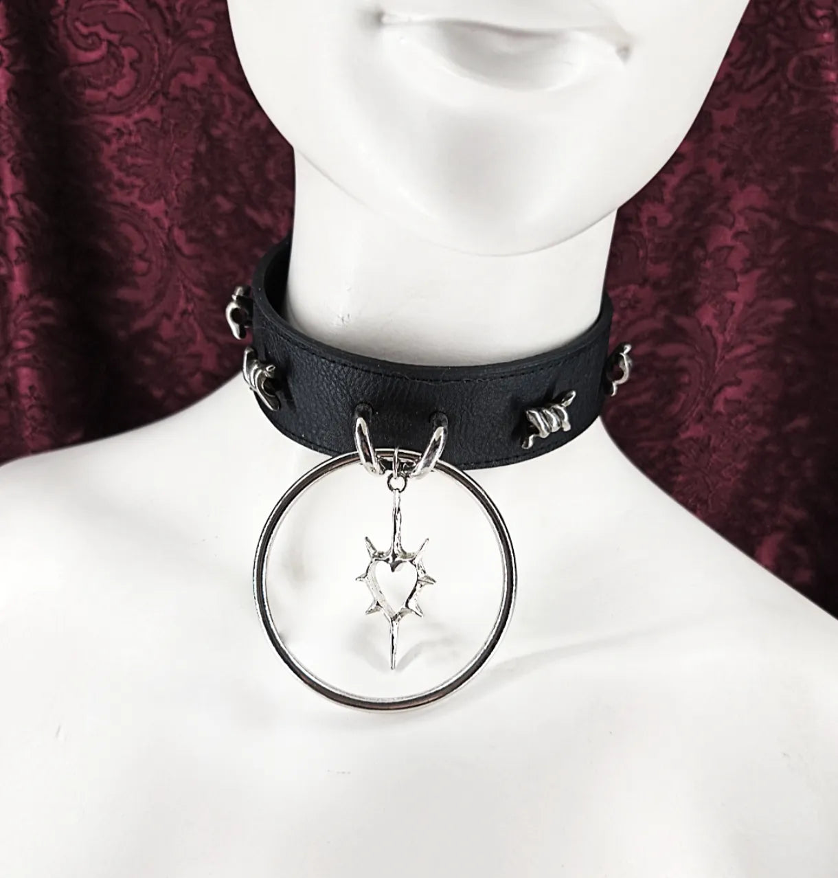 Ras de cou gothique en cuir noir avec coeur et barbelé fait main