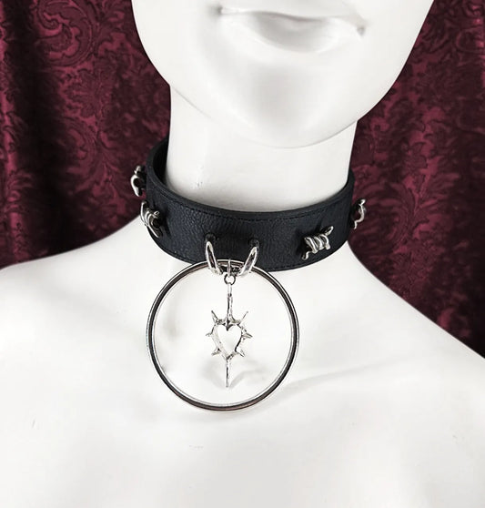 Ras de cou gothique en cuir noir avec coeur et barbelé fait main