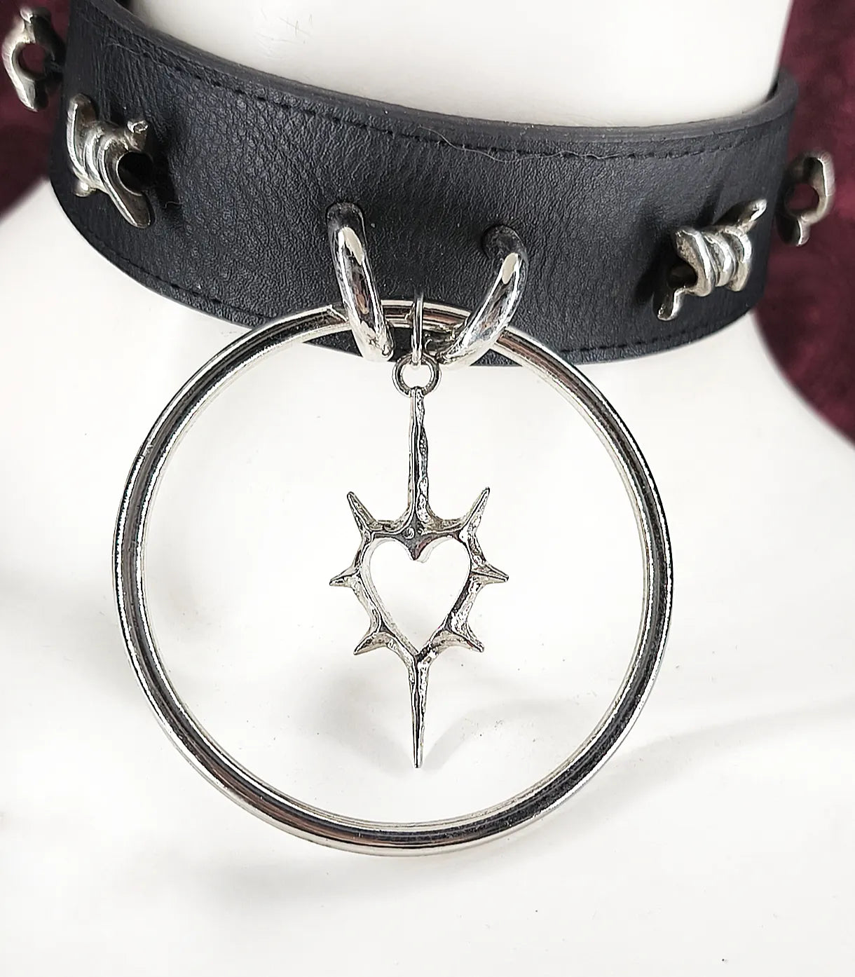 Ras de cou gothique en cuir noir avec coeur et barbelé fait main