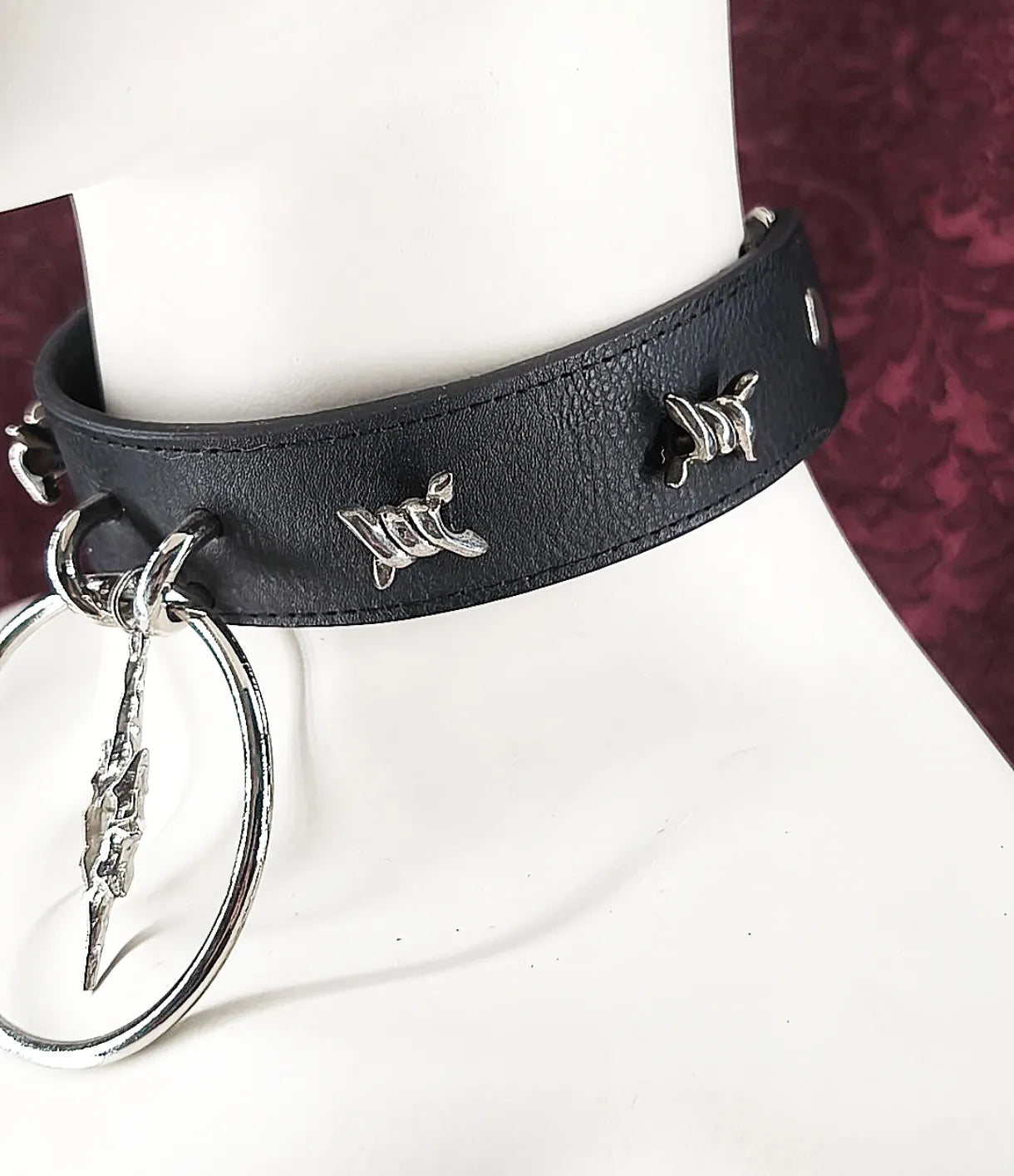 Ras de cou gothique en cuir noir avec coeur et barbelé fait main