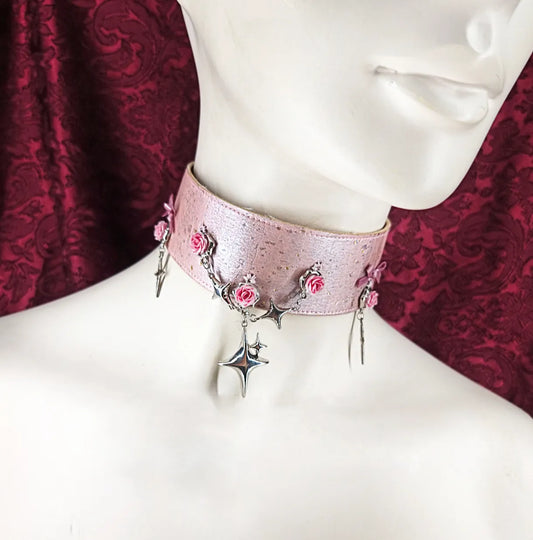 Ras de cou cuir vegan avec roses, noeuds et étoiles "Pink Star" fait main