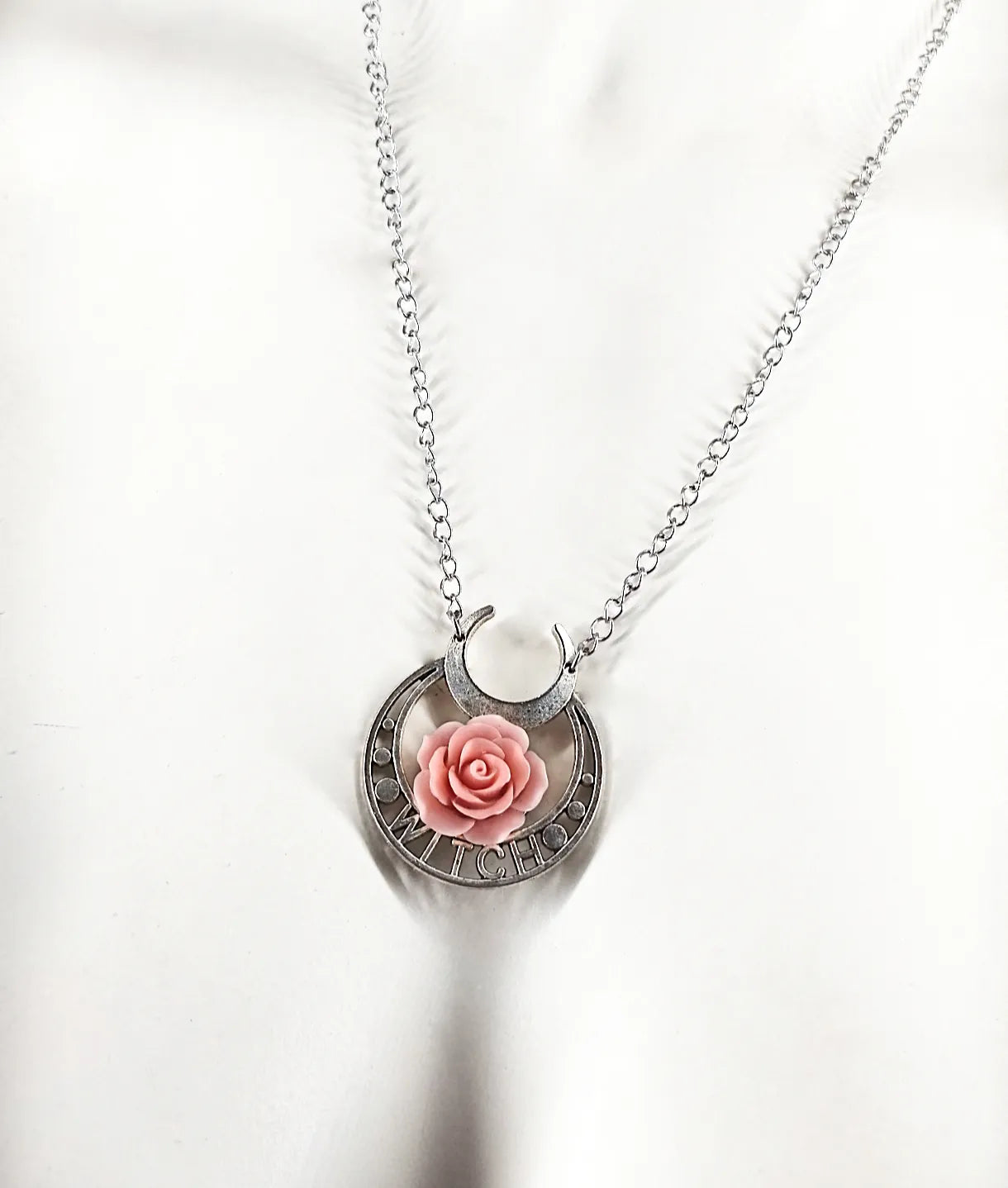 Collier pastel goth en acier inoxydable avec lunes et rose "Rose Witch"