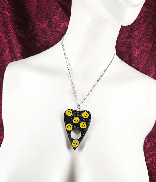 Collier gothique “Pumpkin Ouija” – Pendentif planche ouija en résine & chaîne acier inoxydable fait main