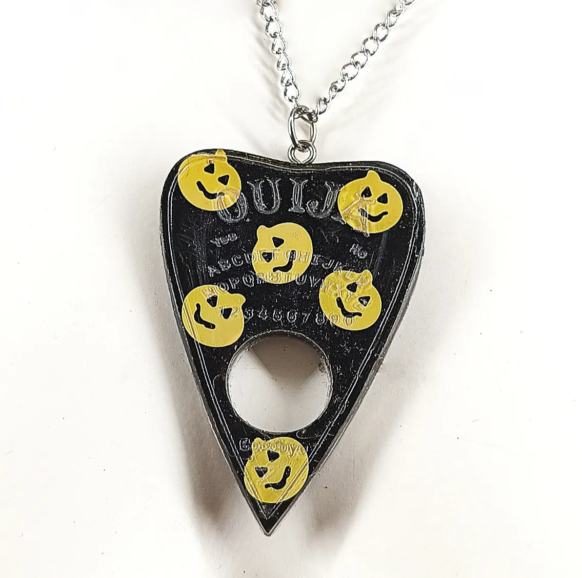 Collier gothique “Pumpkin Ouija” – Pendentif planche ouija en résine & chaîne acier inoxydable fait main