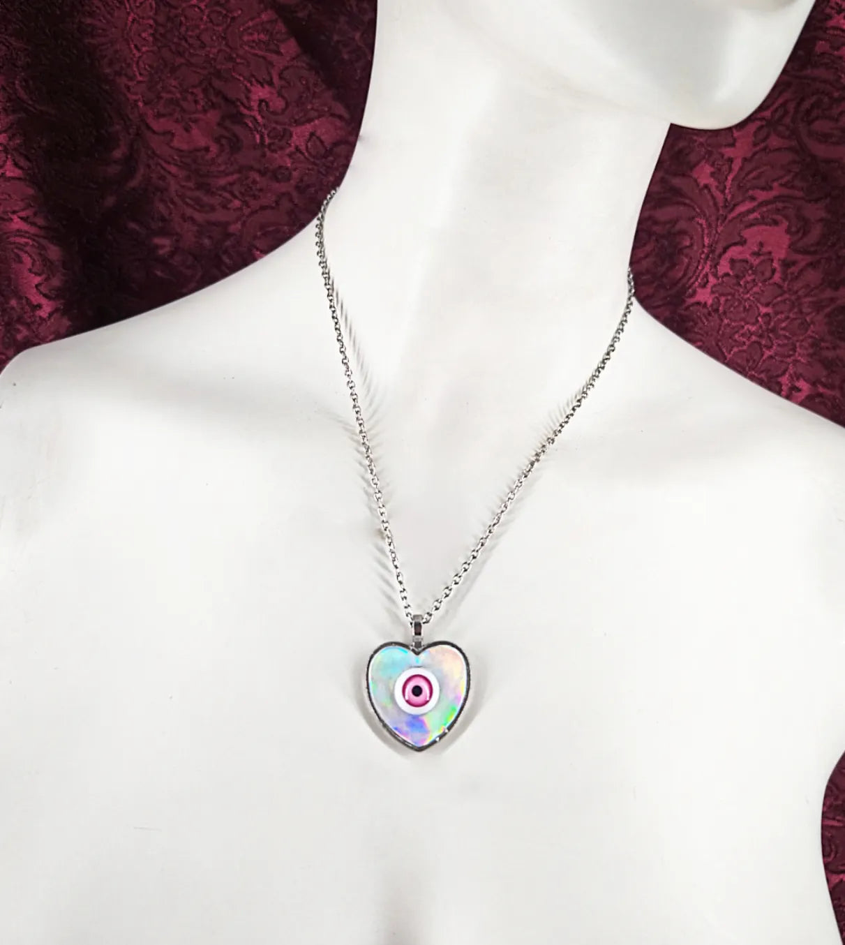 Collier cyber pastel goth avec coeur holographique et oeil "Holographic Heart"
