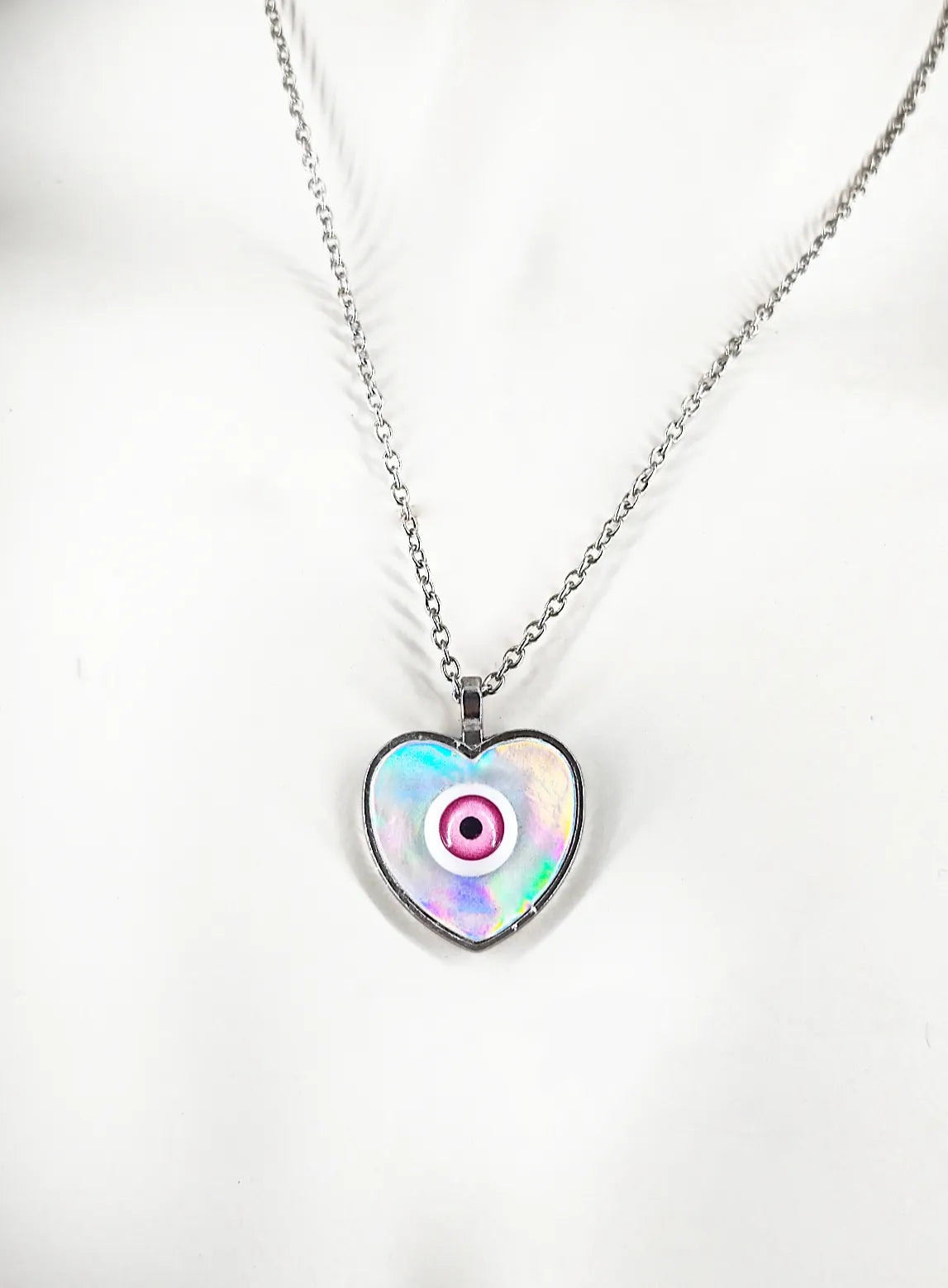 Collier cyber pastel goth avec coeur holographique et oeil "Holographic Heart"