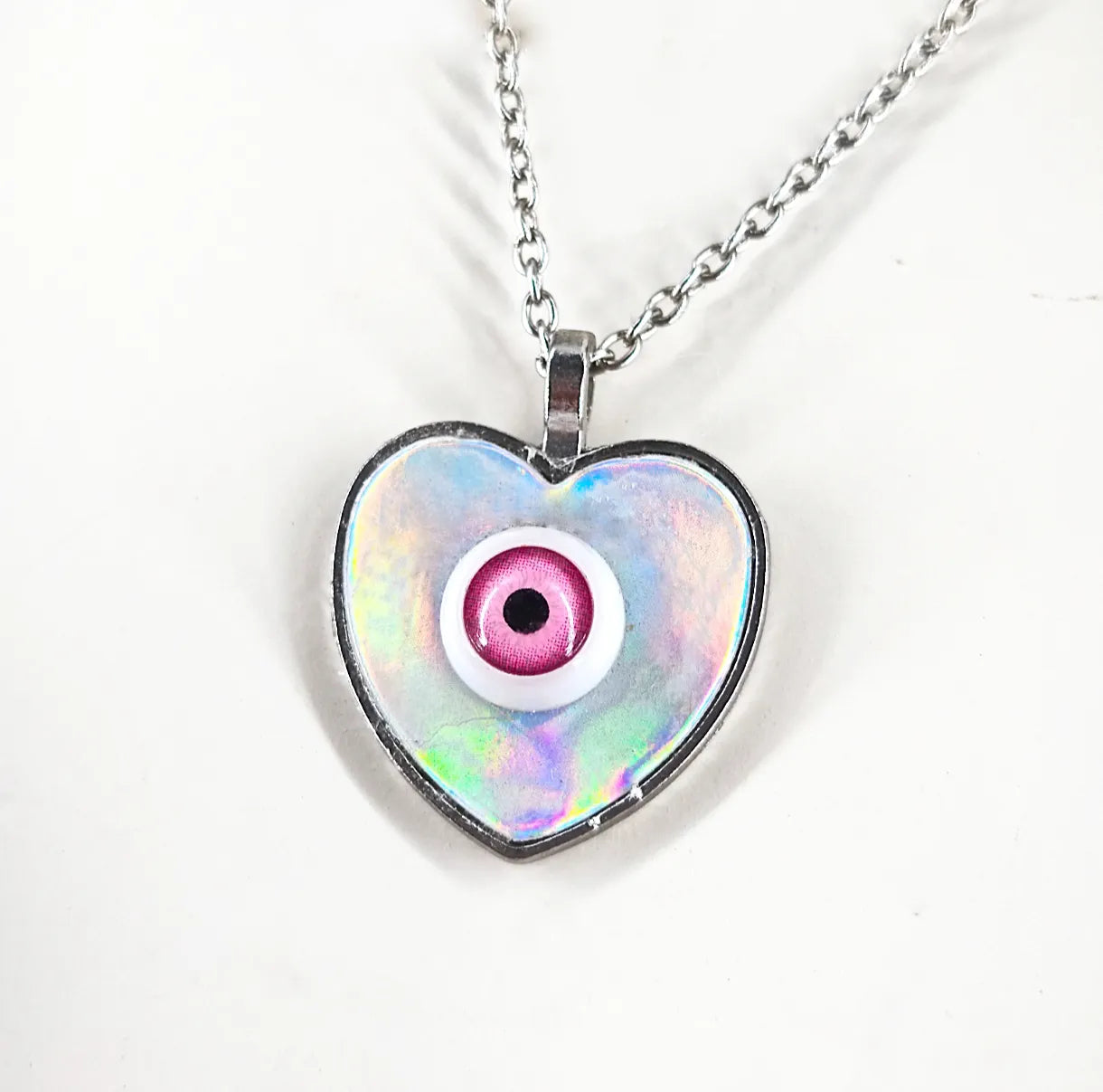 Collier cyber pastel goth avec coeur holographique et oeil "Holographic Heart"