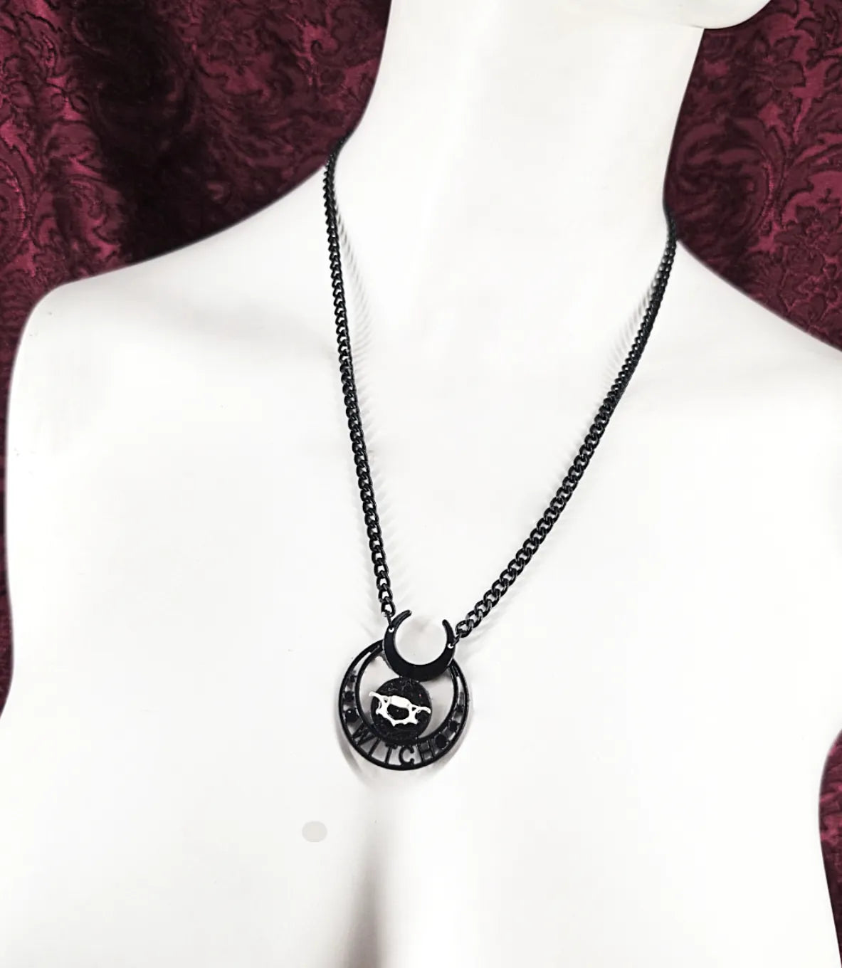 Collier gothique noir fait main avec pendentif lune et os