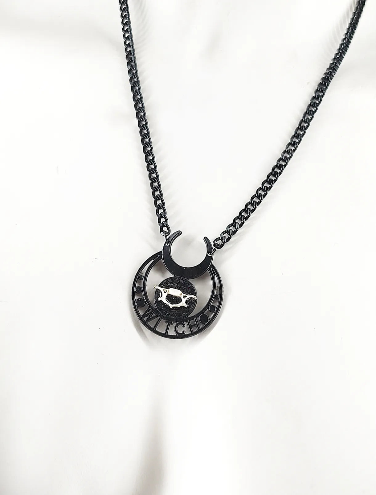 Collier gothique noir fait main avec pendentif lune et os