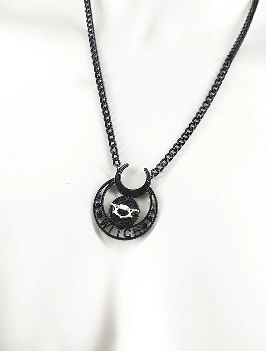 Collier gothique noir fait main avec pendentif lune et os