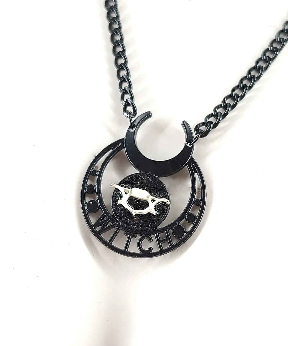 Collier gothique noir fait main avec pendentif lune et os