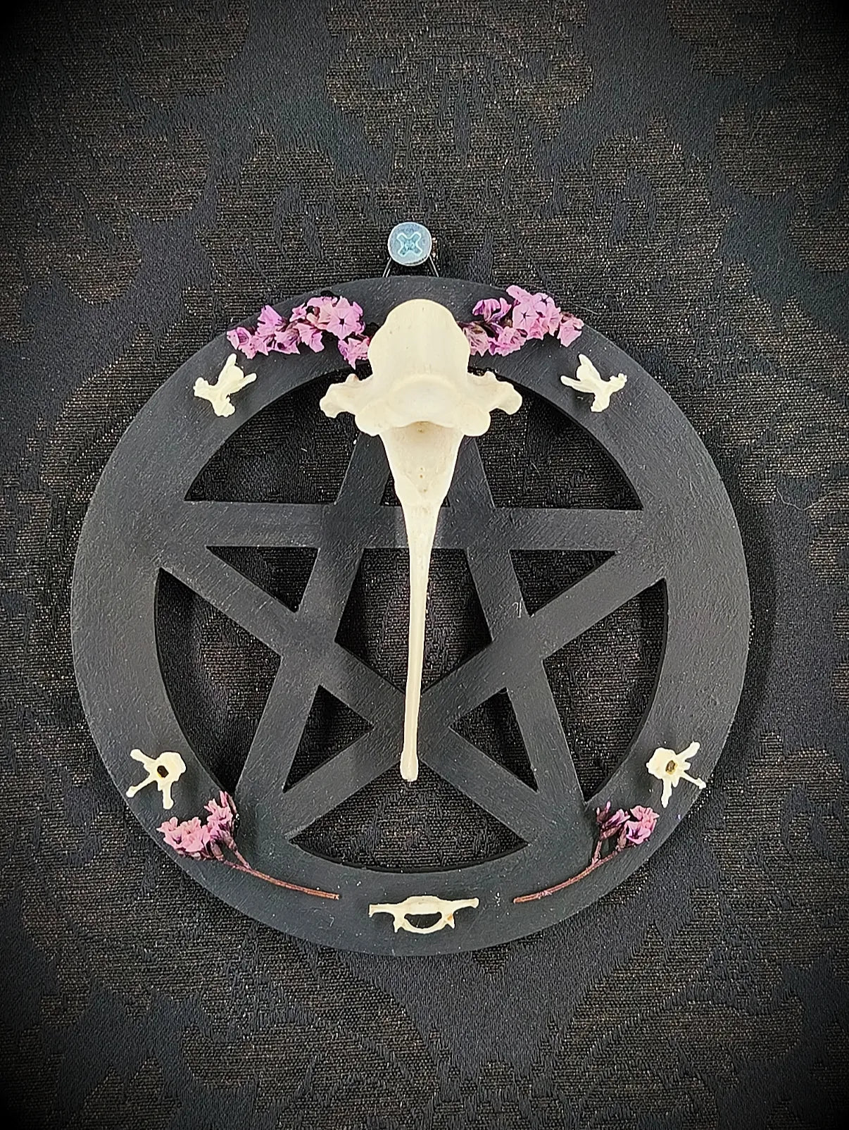 Pentacle Gothique Mural – Vertèbre & Fleurs Séchées fait main