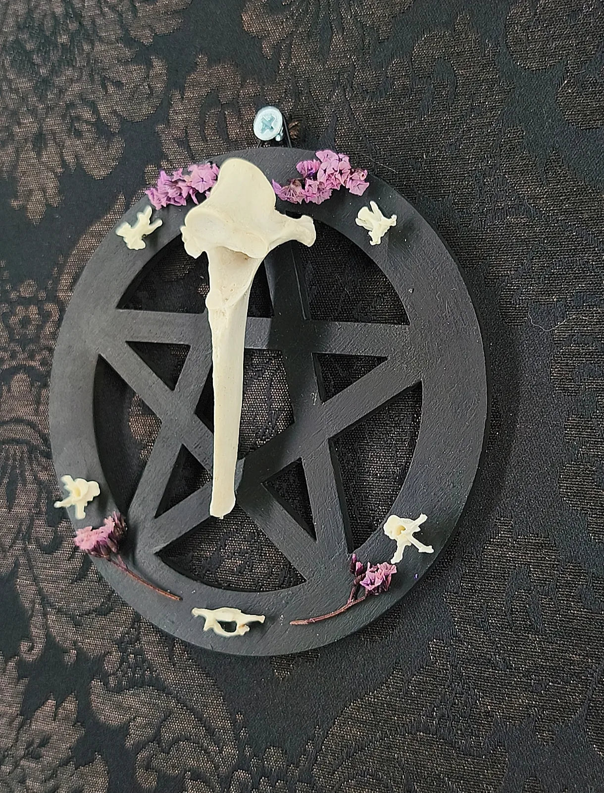 Pentacle Gothique Mural – Vertèbre & Fleurs Séchées fait main