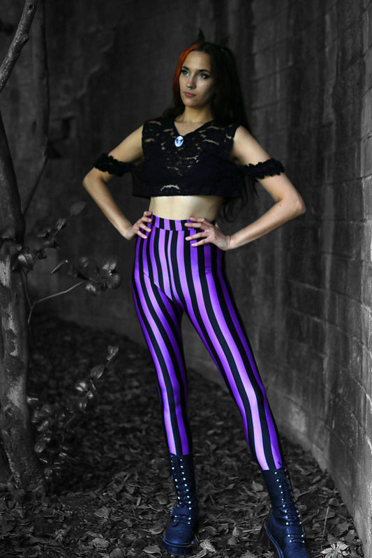 Silhouette avec legging alternatif noir/violet et bottines
Legging style Beetlejuice, Lydia Deetz, Burton vibes