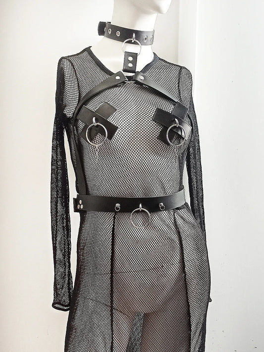 Détail du harnais avec anneaux métalliques sur robe transparente
Tour de cou style bondage sur robe dark artisanale