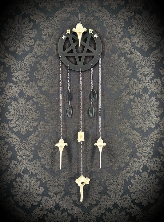 Suspension murale pentacle avec os plumes noires et chaînes acier inoxydable