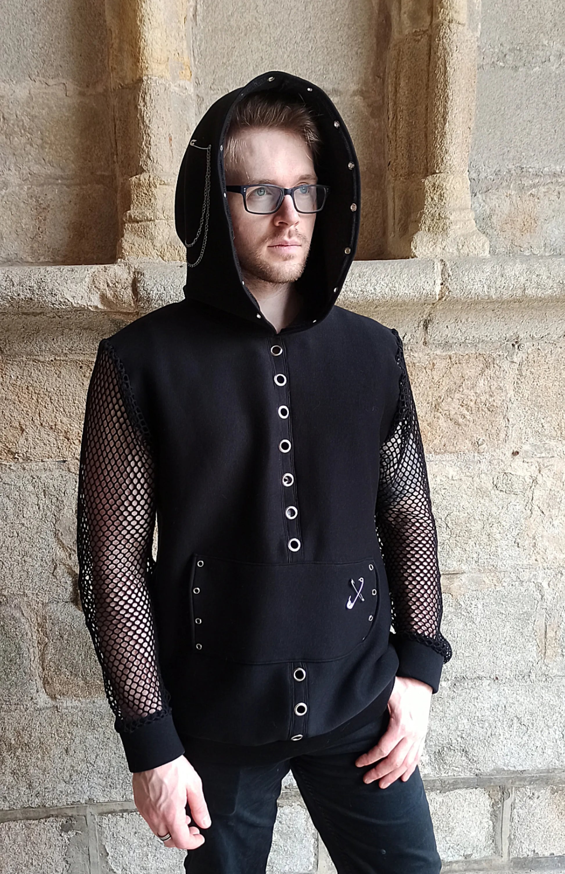 Sweat à capuche gothique homme avec manches en résille, chaînes argentées, œillets et épingles