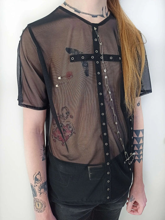 T-shirt en résille noire avec œillets et chaîne