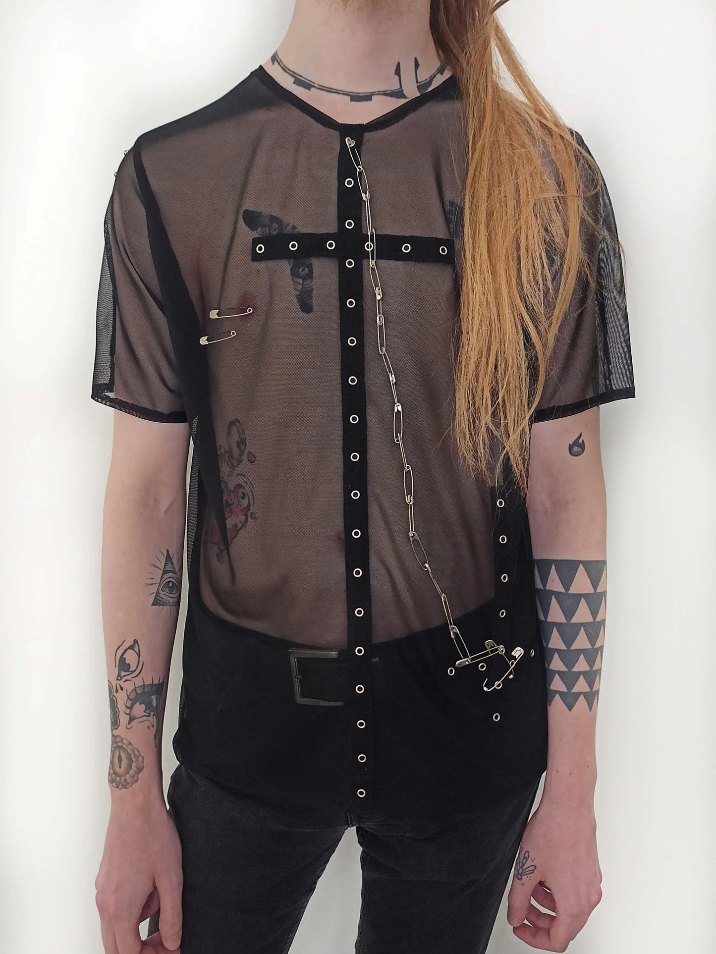 T-shirt en résille noire transparent avec bande de coton, œillets métal et chaîne décorative