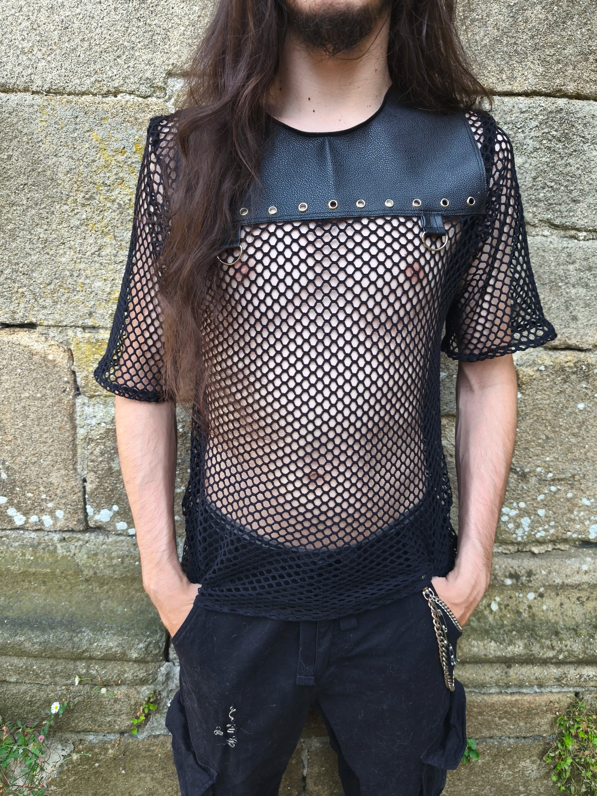 T-shirt fetish goth en résille et simili cuir avec œillets et D-rings – Fait main, pièce unique
Haut goth sexy avec résille et détails en cuir