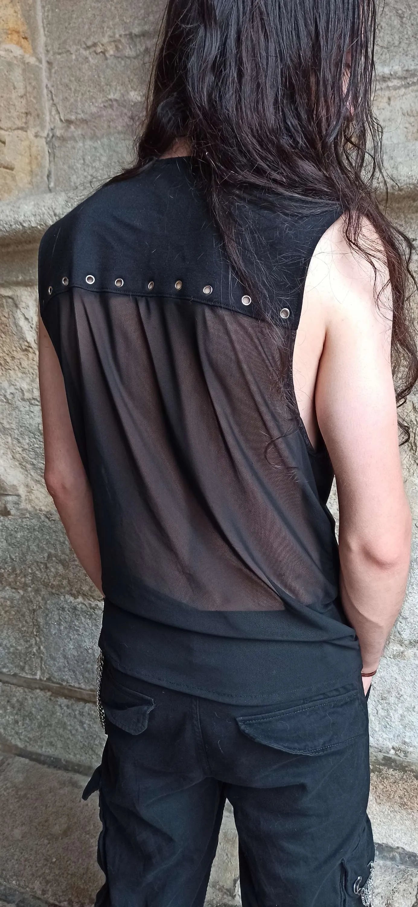 Vue complète du dos du débardeur goth darkwear
Détail des œillets métalliques dans le dos
