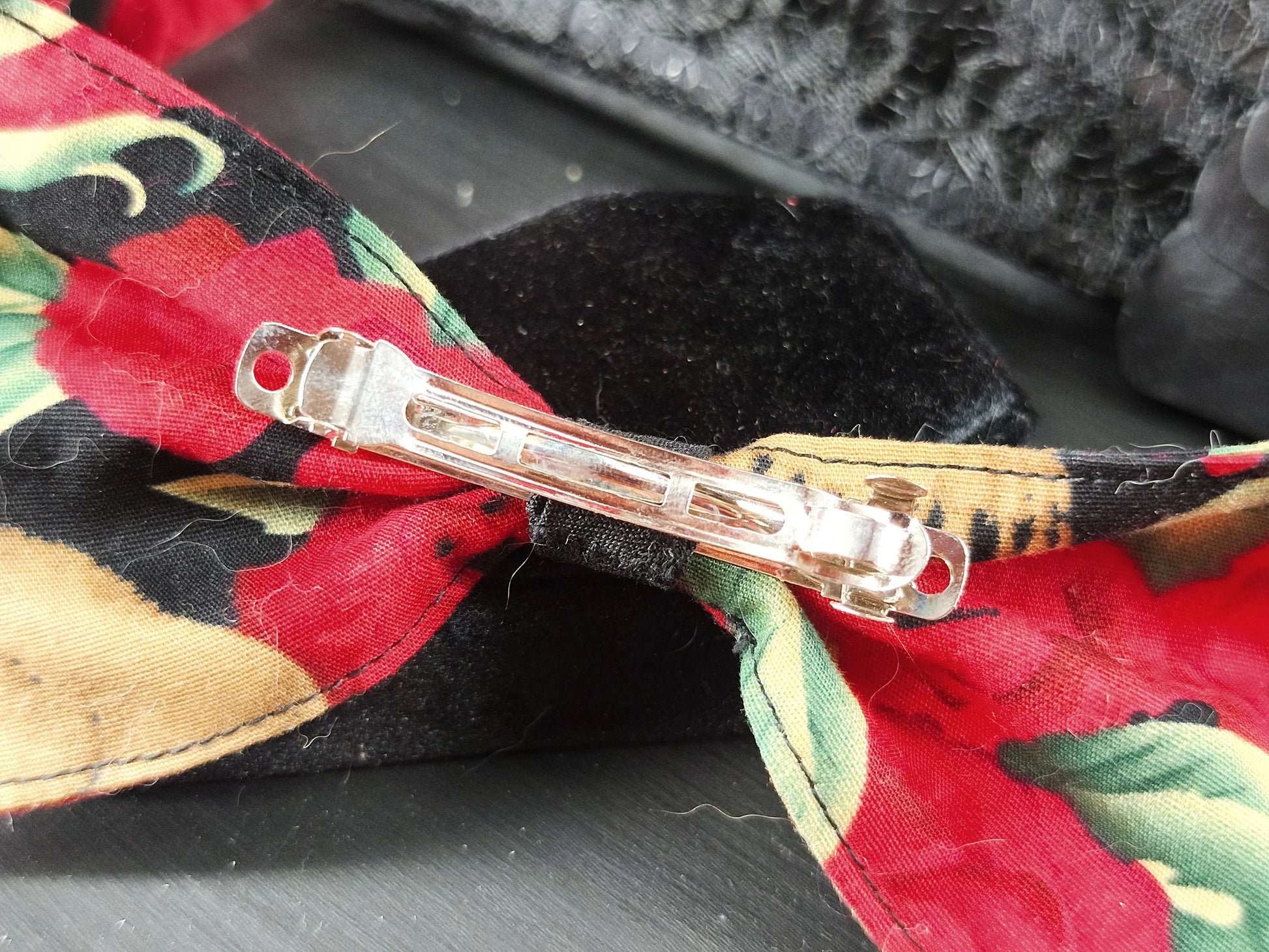 Vue de dos de la barrette gothique crâne et fleurs
Détail du clip de la barrette 