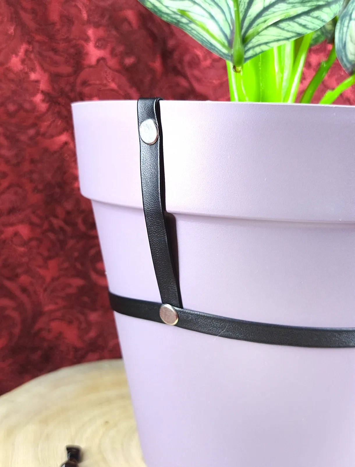 Détail de l'arrière du cache-pot pastel goth avec simili cuir