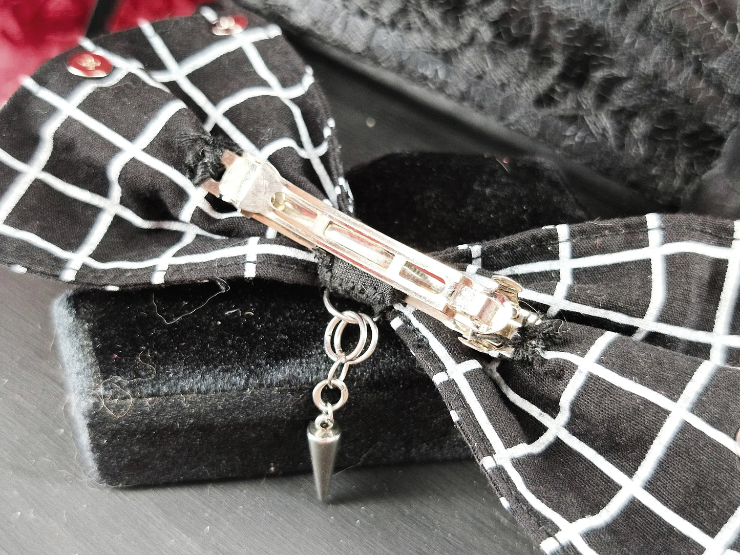 Vue de dos la barrette damier à clous 
Détail du clip de la barrette 