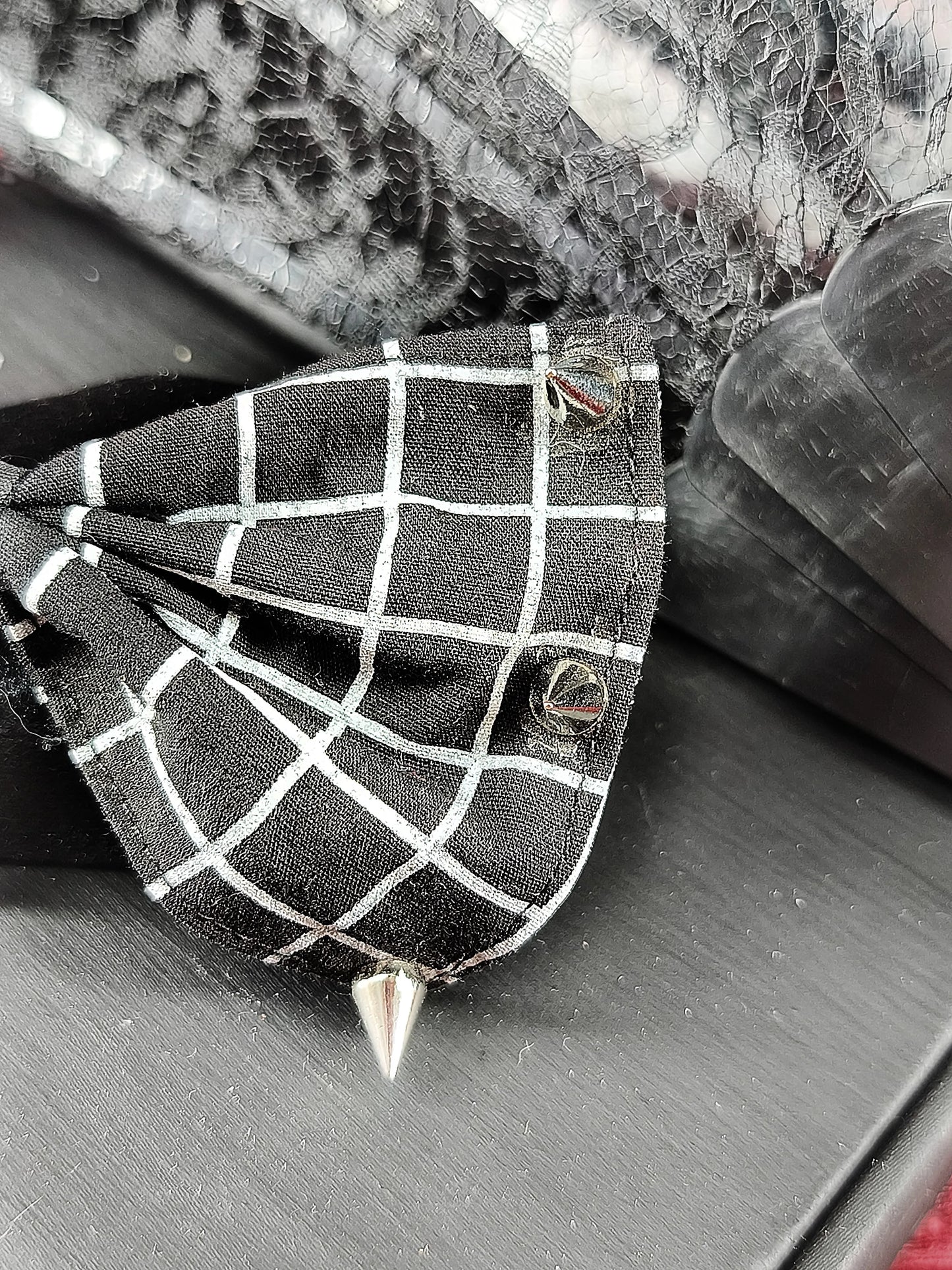 Détails des clous de la barrette damier 