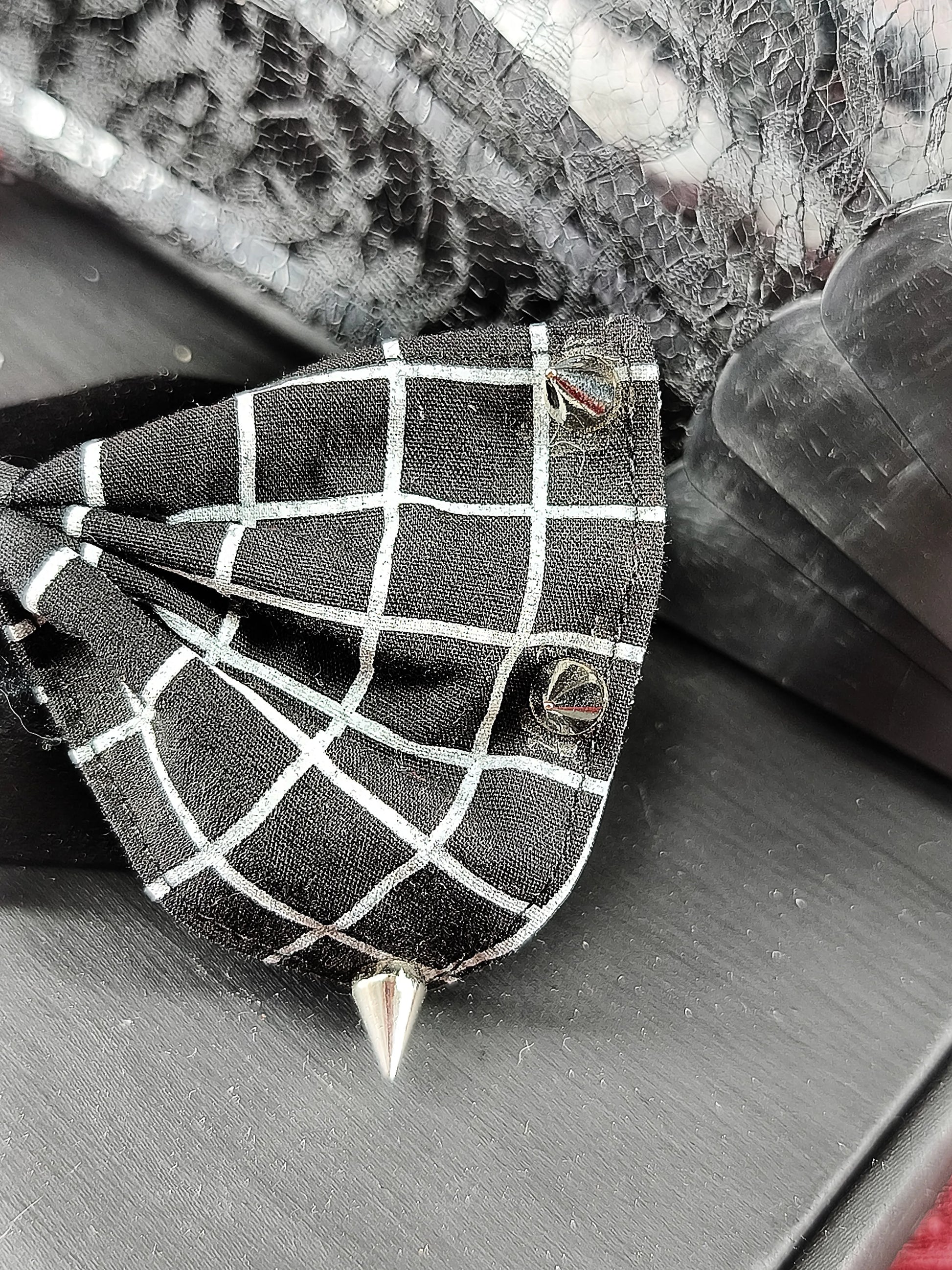 Détails des clous de la barrette damier 