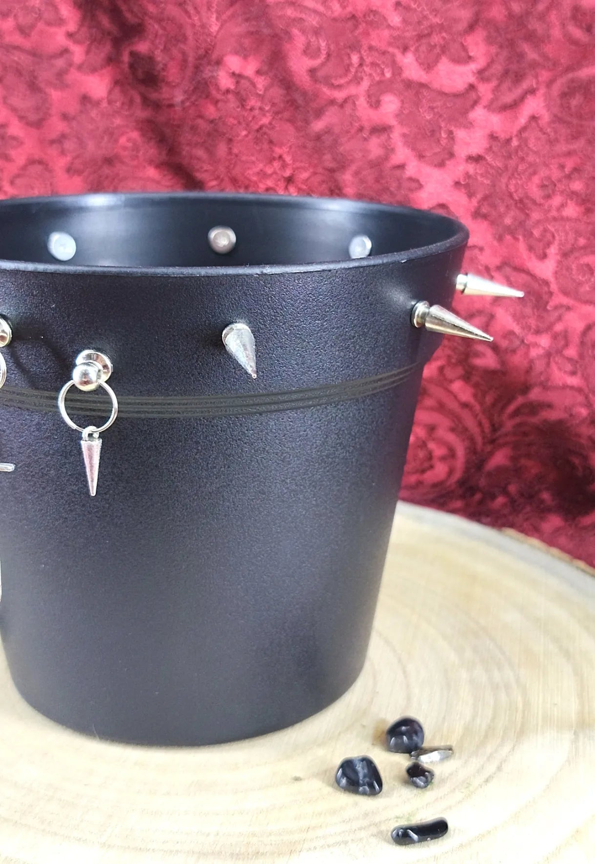 Détail des clous du cache-pot gothique