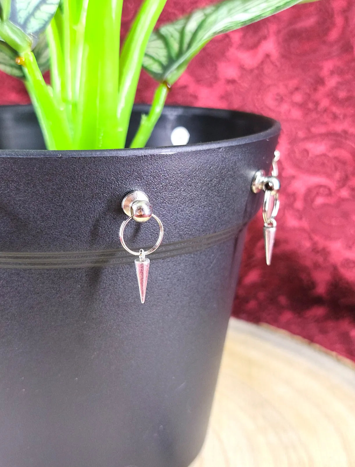 Détail des pointes tombantes du pot gothique