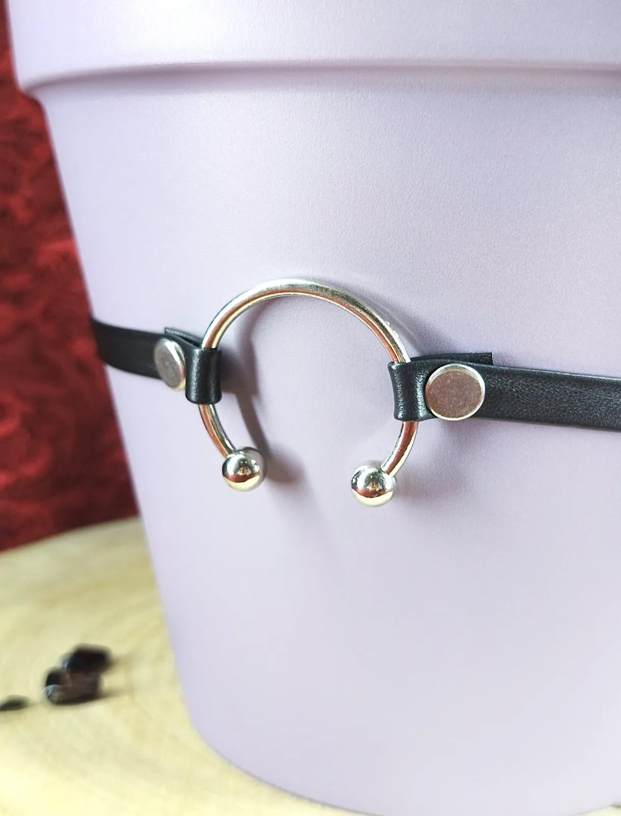 Détail du piercing en acier inoxydable du pot pastel goth