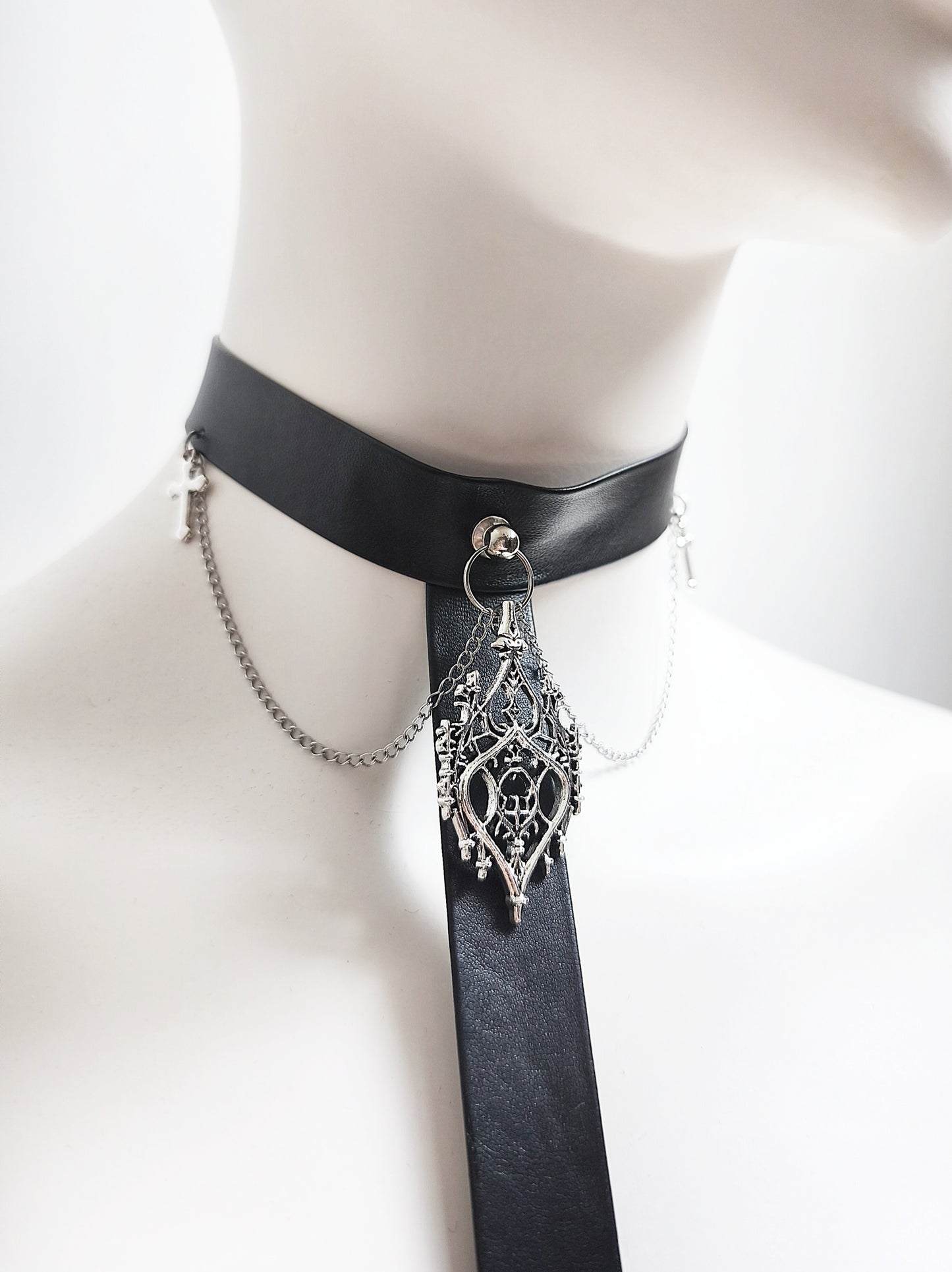Zoom de la partie ras de cou du harnais gothique avec pendentif gothique