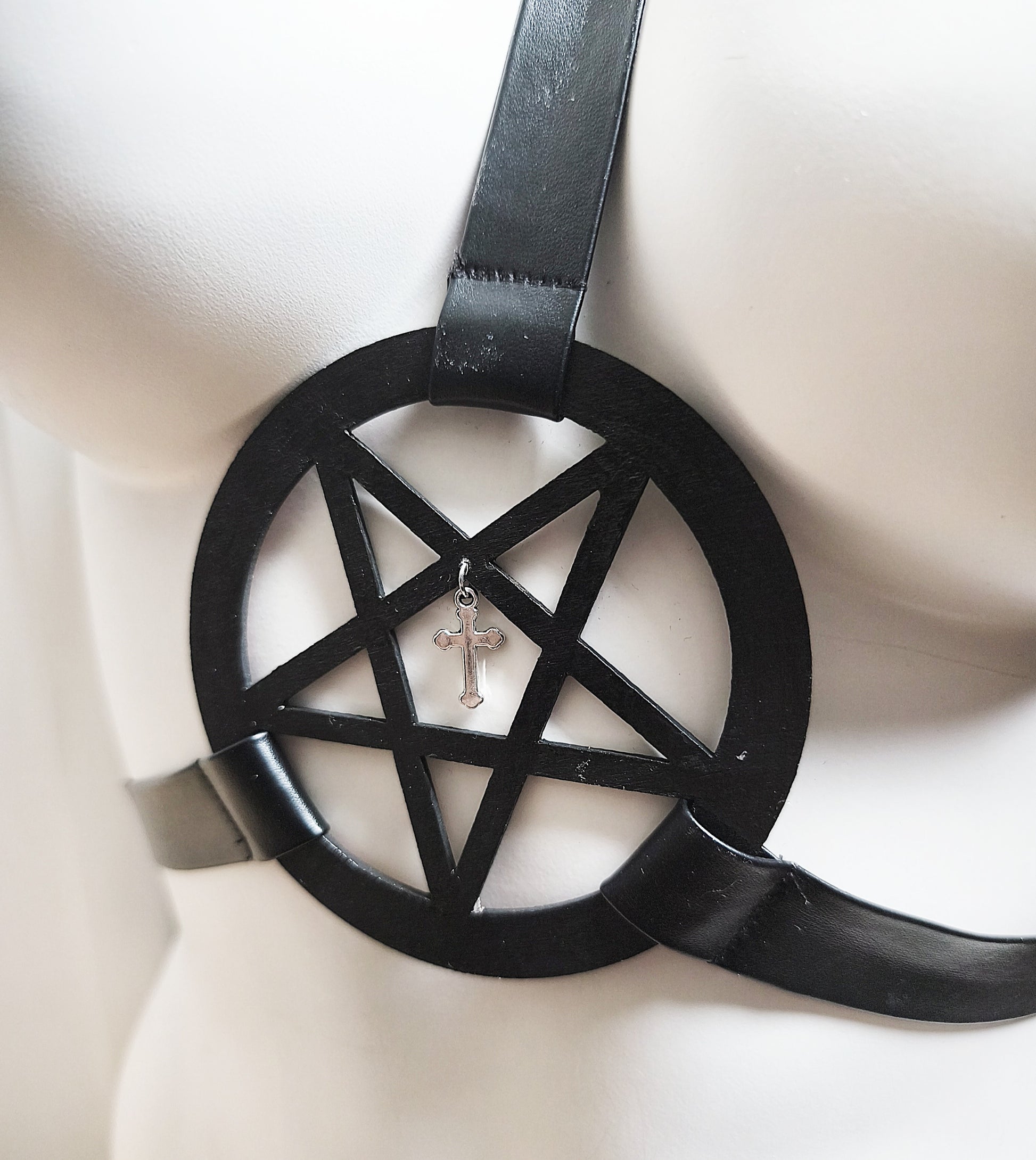 Zoom du pentacle en bois du harnais gothique 
