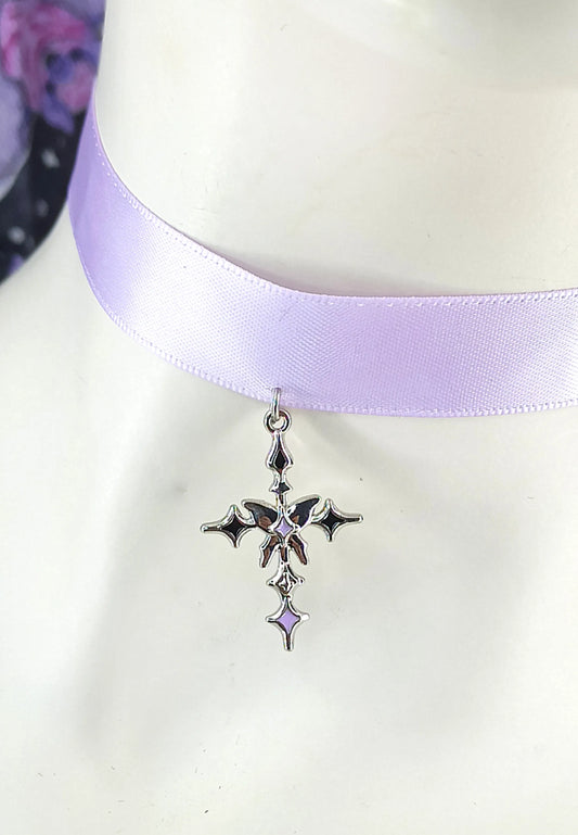 Ras de cou pastel goth avec croix 