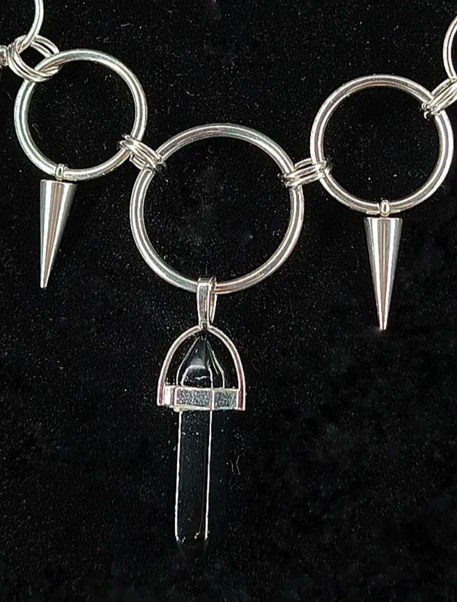 Zoom sur le pendentif cristal en obsidienne 