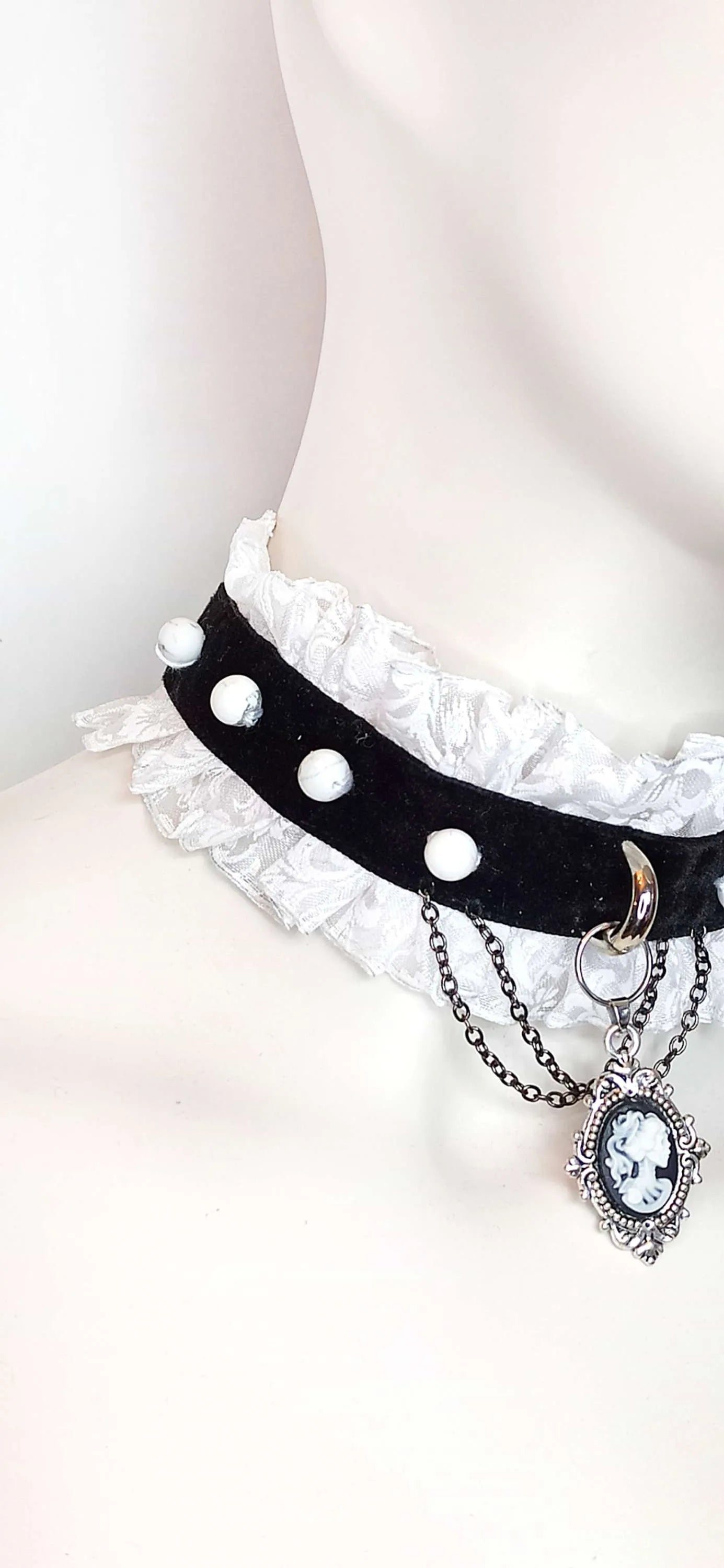 Zoom sur les perles du ras de cou gothique en velours noir et blanc